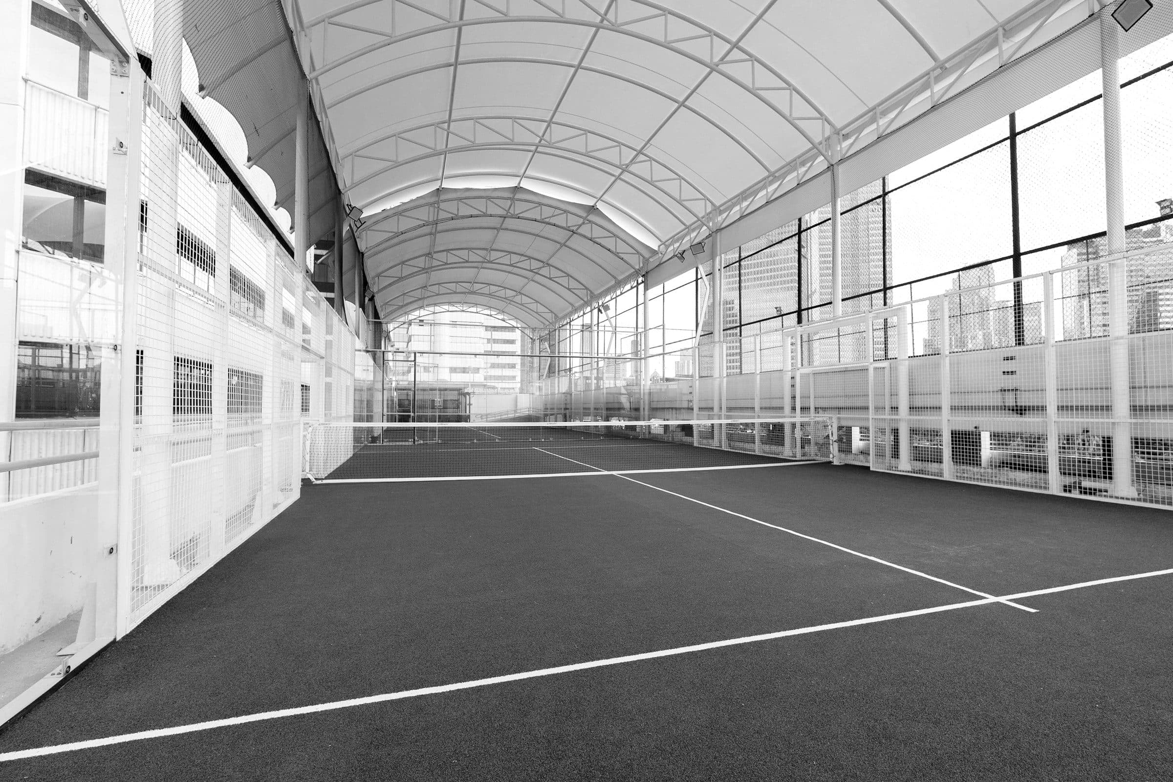Leerer Padel-Court unter einem Hallendach
