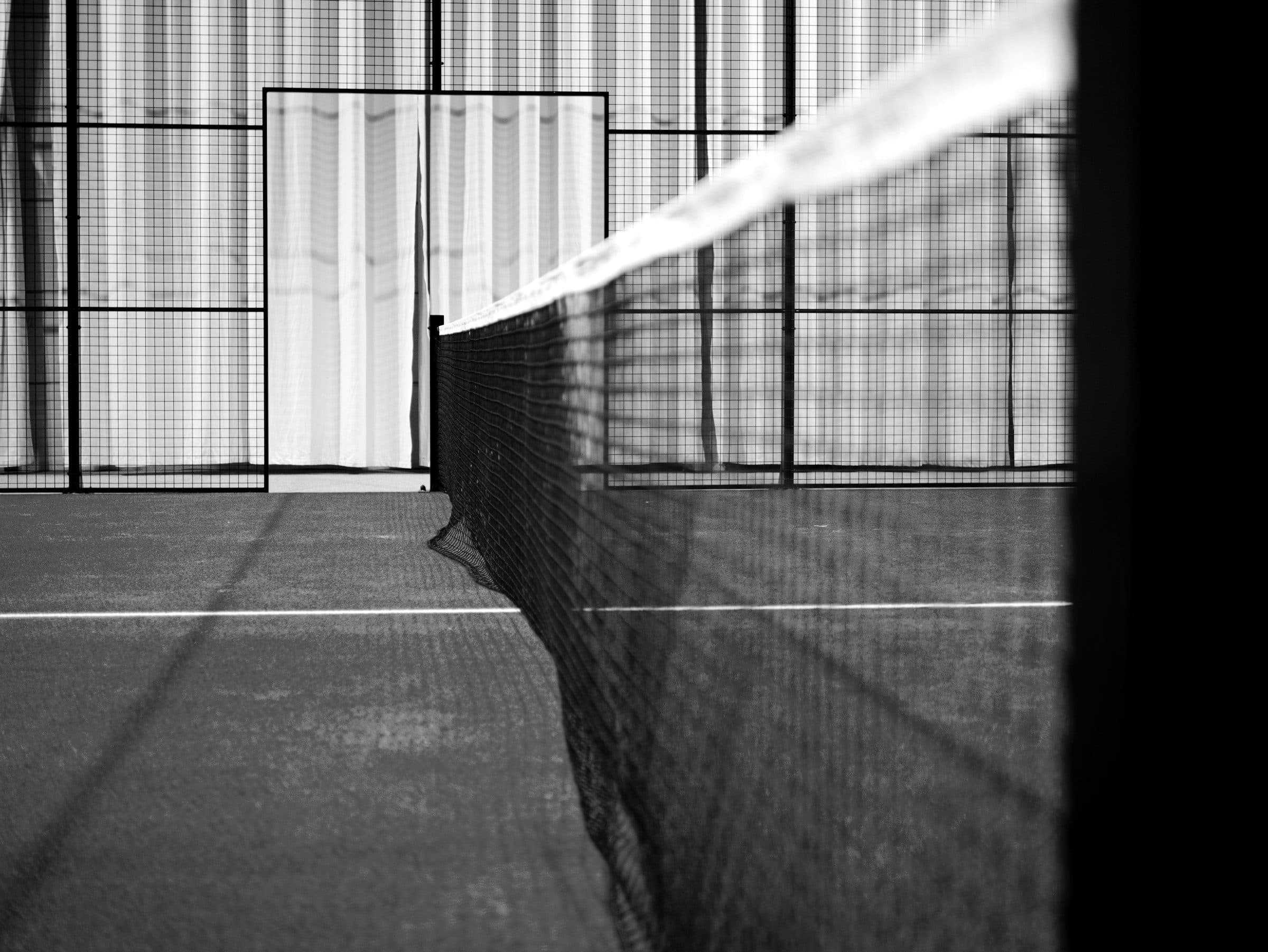 Padelnetz in Nahaufnahme auf einem leeren Court
